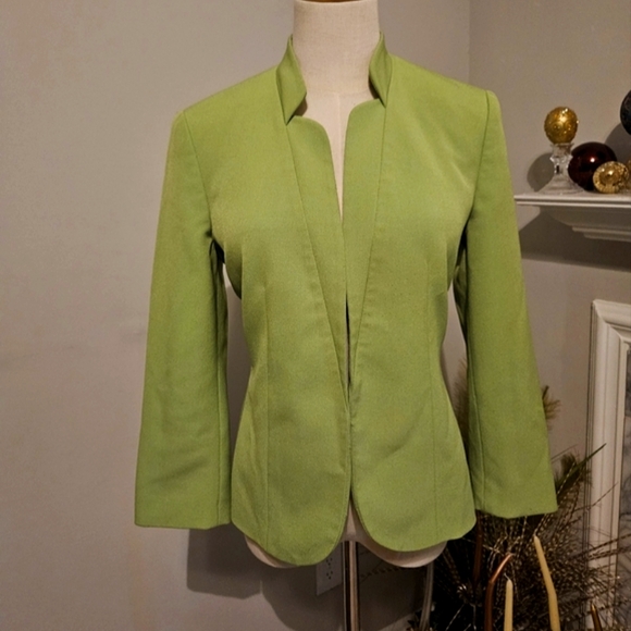 Beautiful Mid sleeve, Green Blazer 💚 - Picture 4 of 5